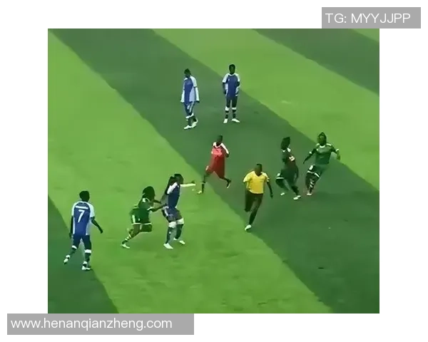 足球场上暴力事件频发球员围殴裁判引发社会广泛关注与讨论